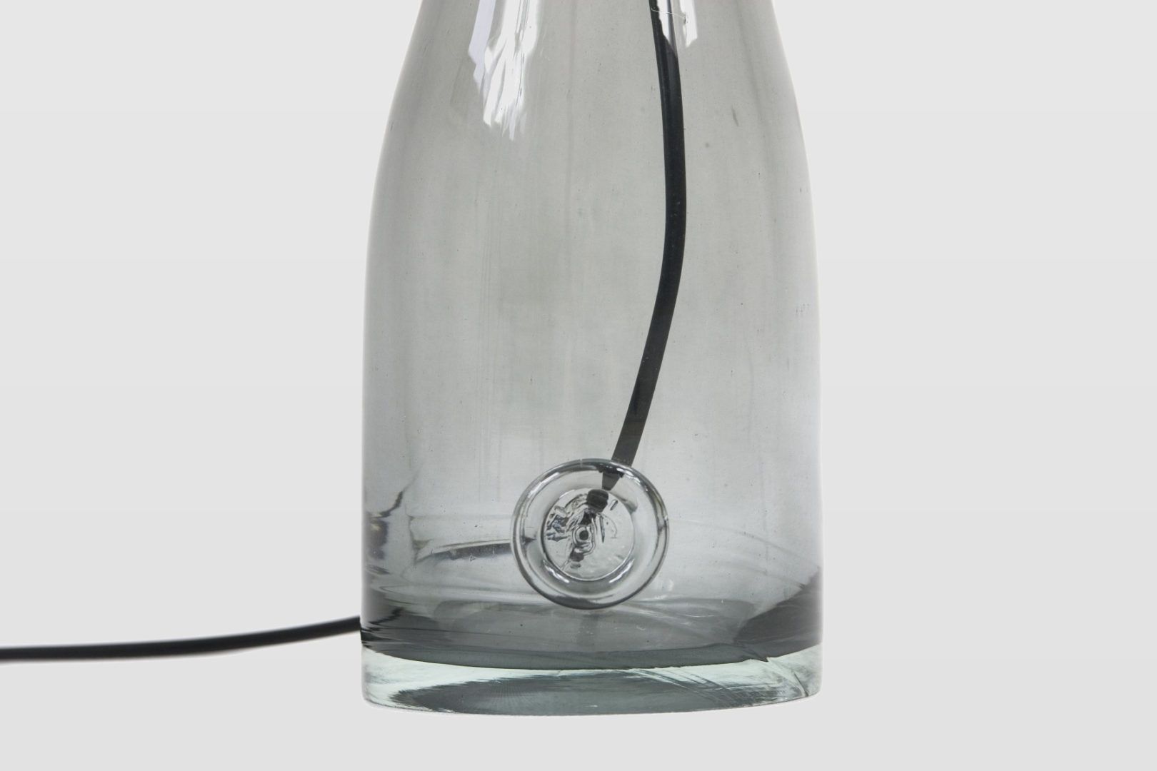 szklana, szara podstawa do lampy stołowej w stylu eko