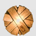 lampa wisząca z drewnianych listewek
