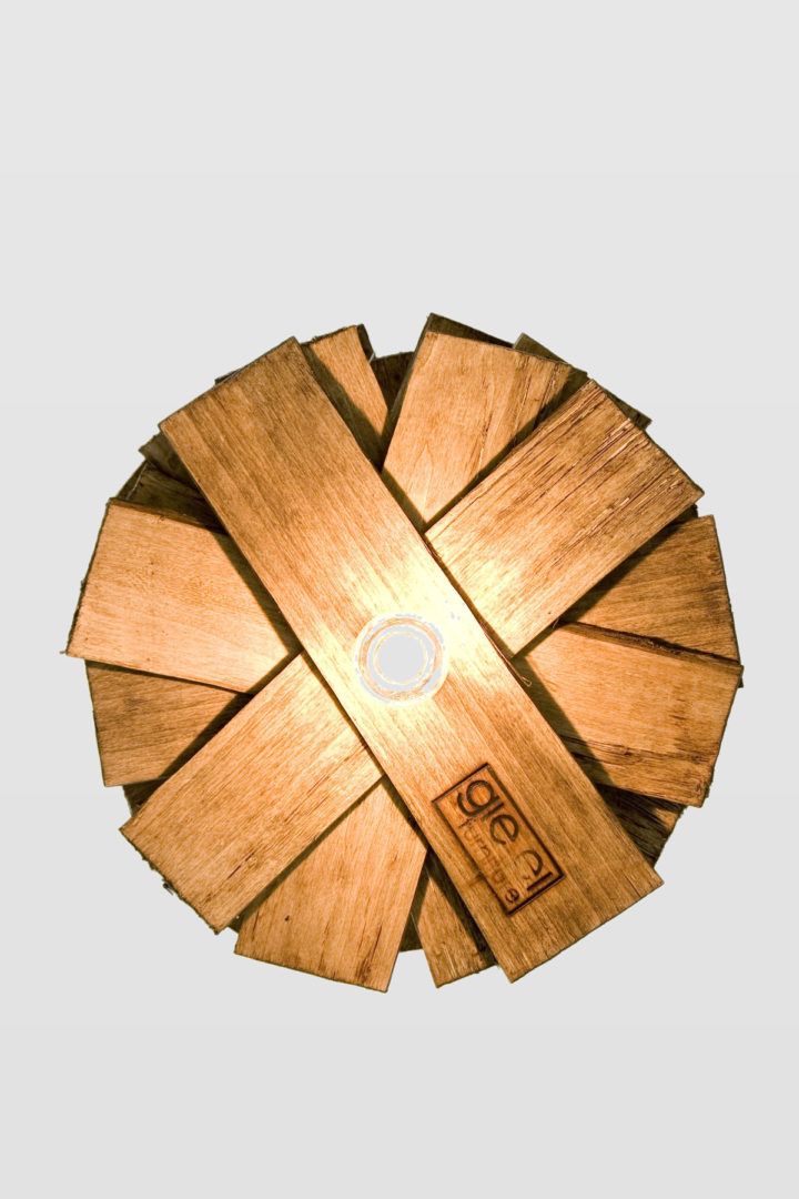 lampa wisząca z drewnianych listewek