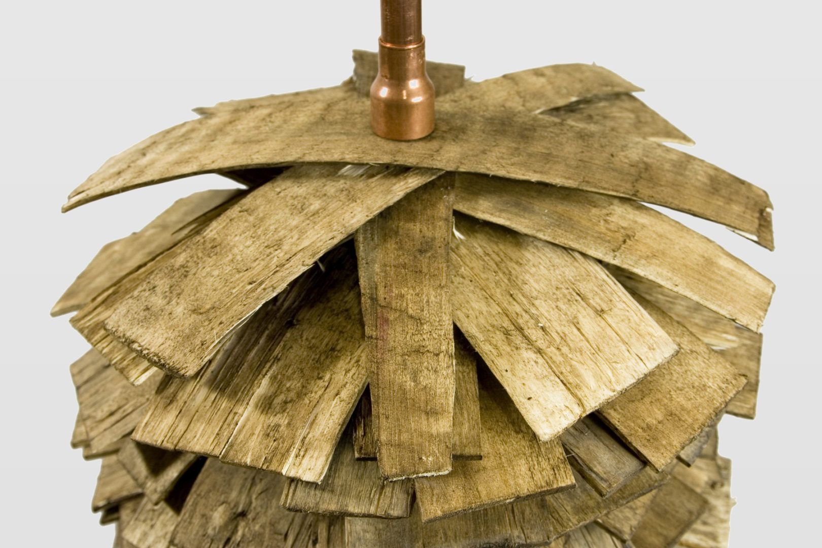 lampa podłogowa z drewnianych listewek, industrialna, kolonialna