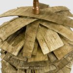 lampa podłogowa z miedzianych rurek i drewnianych listewek