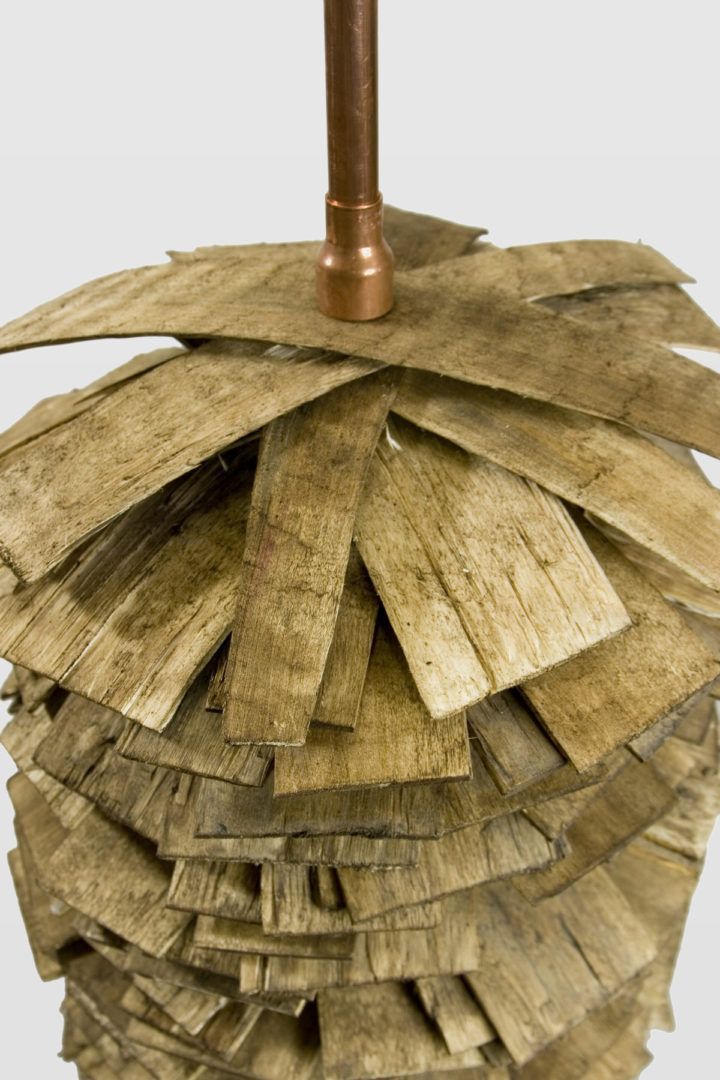 lampa podłogowa z miedzianych rurek i drewnianych listewek