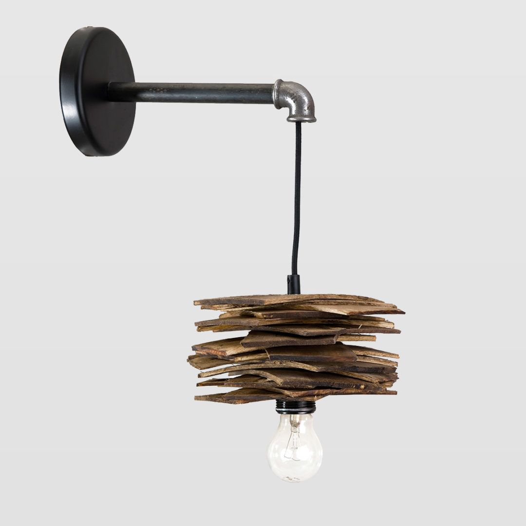 stalowa lampa ścienna z drewnianymi deseczkami