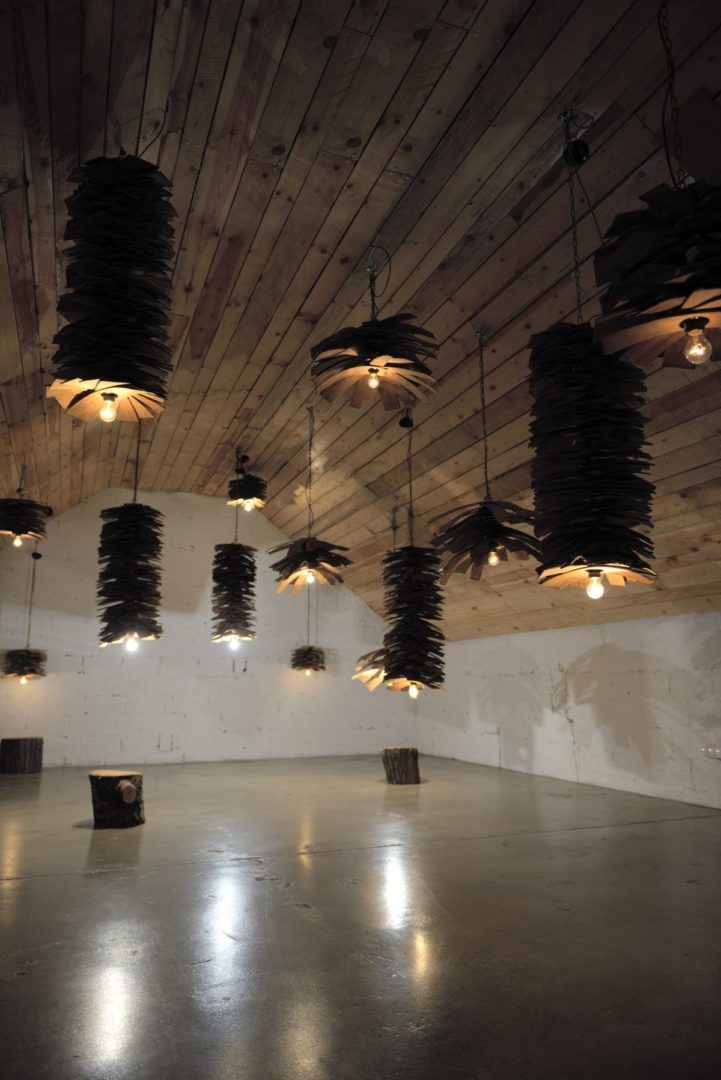 drewniane lampy wiszące na dreniwnym suficie