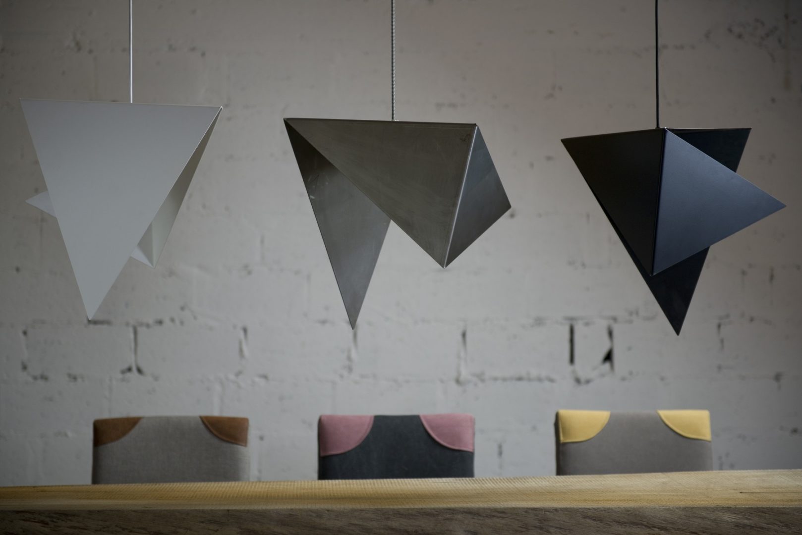 geometryczne lampy wiszące z metalu, nowoczesny design - aranżacja jadalnia