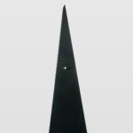czarna, metalowa lampa podłogowa w kształcie trójkąta, nowoczesna