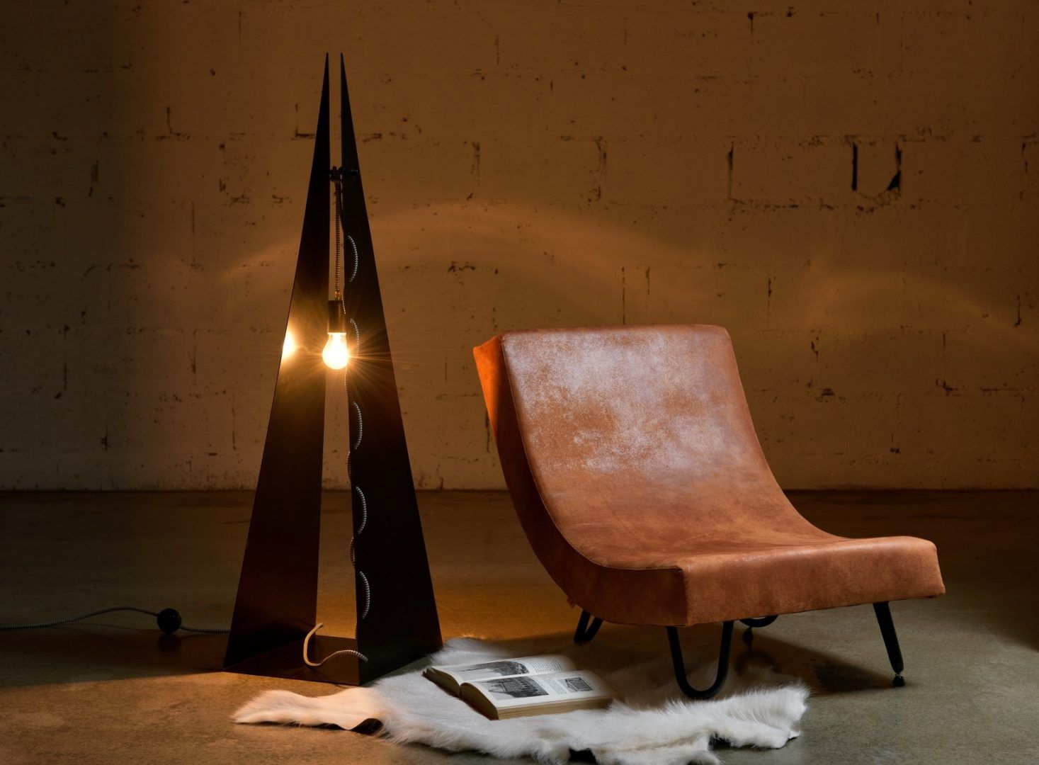 wysoka lampa podłogowa - aranżacja wygodny fotel w salonie