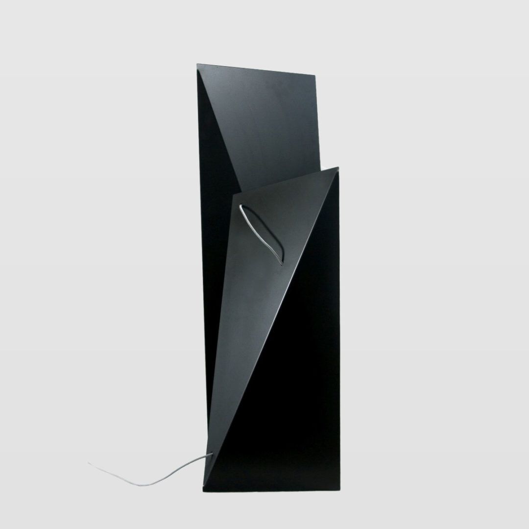 metalowa, czarna lampa podłogowa, futurystyczny design