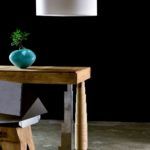 biała lampa wisząca z abażurem - aranżacja z drewnianym stołem