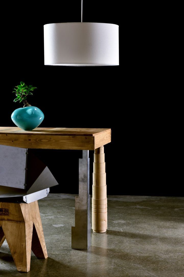 biała lampa wisząca z abażurem - aranżacja z drewnianym stołem