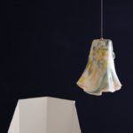 lampa wisząca z kolorowego szkła, rozszerzany klosz