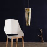 lampa wisząca z barwionego szkła - aranżacja nowoczesna, industrial