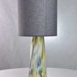 kolorowa lampa stołowa ze szkła, szary abażur