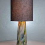 lampa stołowa z kolorowego szkła, szary abażur