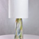 lampa stołowa z wysoką podstawą z kolorowego szkła, biały abażur