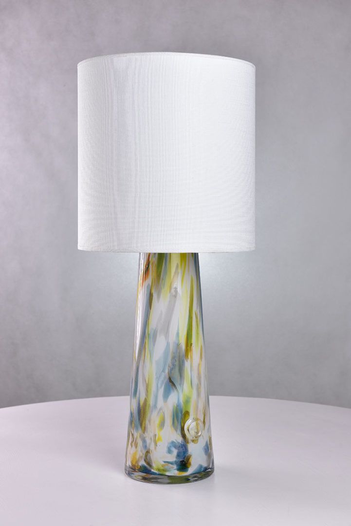 lampa stołowa z wysoką podstawą z kolorowego szkła, biały abażur