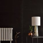 lampa stołowa z kolorowego szkła, biały abażur - aranżacja czarne ściany