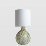 kolorowa, szklana lampa stołowa z białym abażurem