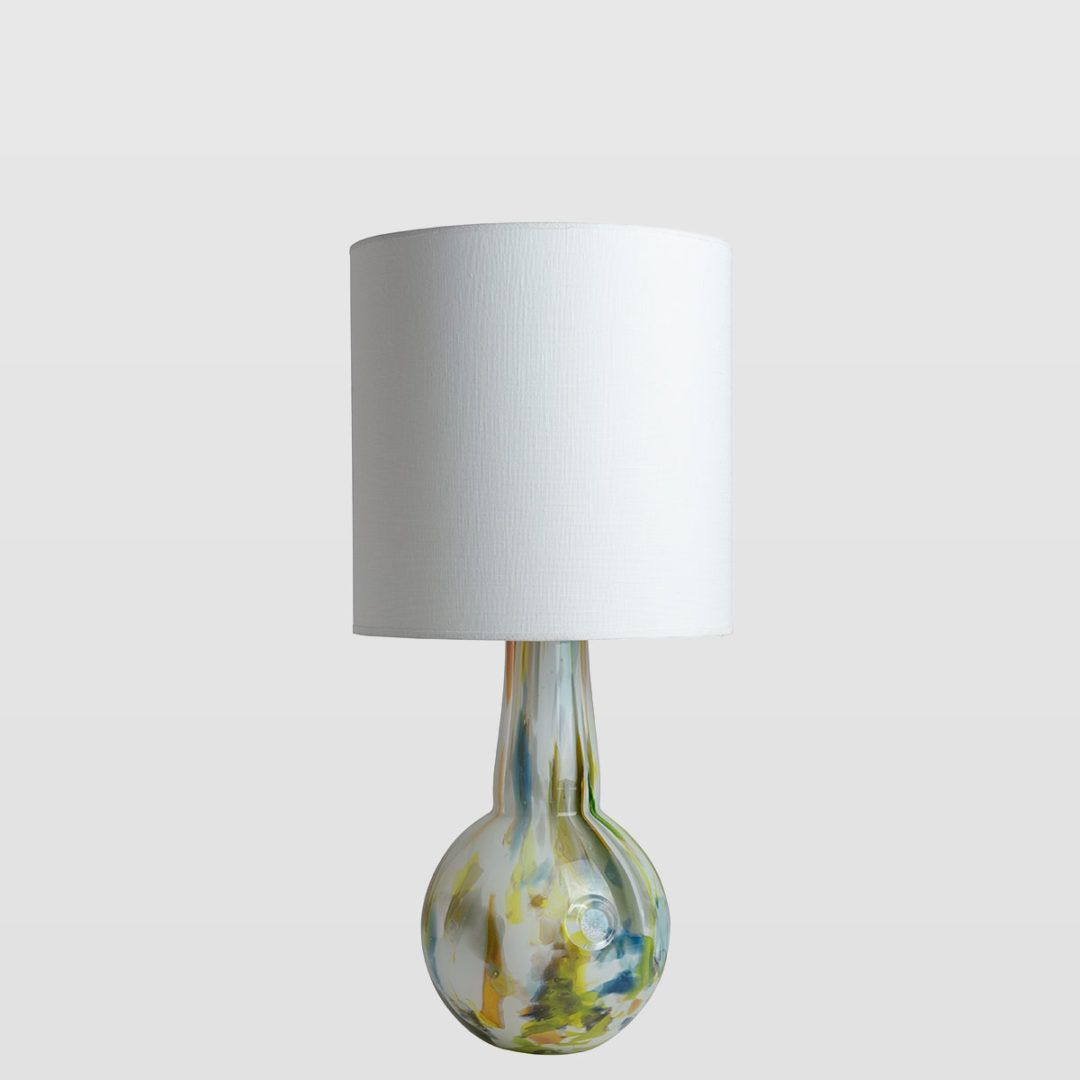 lampa stołowa z kolorowego szkła, biały abażur