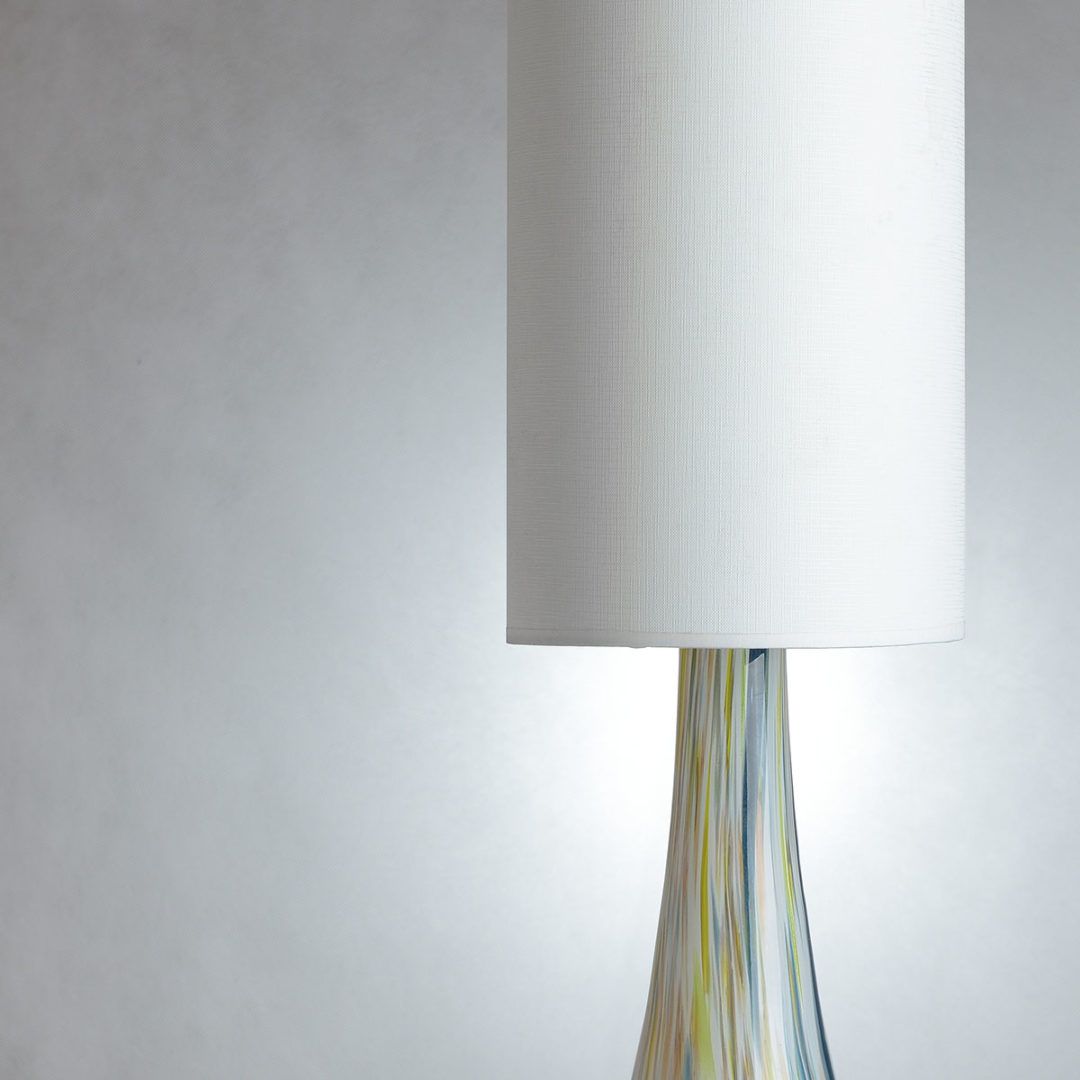 lampa stołowa z białym abażurem, szklana
