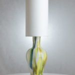 lampa stołowa z kolorowego szkła z białym abażurem