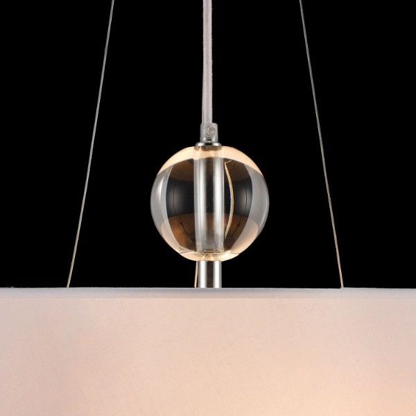 lampa wisząca z dekoracyjną, szklaną kulą, biała