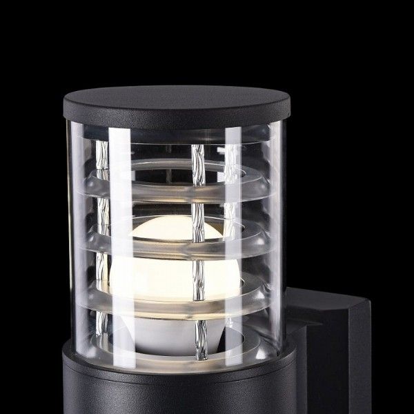 nowoczesny, czarny kinkiet ze szklanym kloszem, oświetlenie zewnętrzne