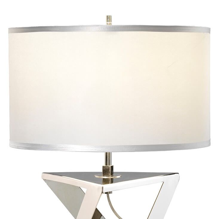lampa stołowa z materiałowym abażurem i nowoczesną, srebrną podstawą