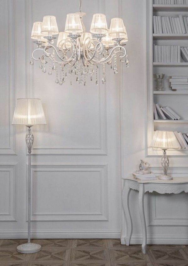 białe oświetlenie w stylu pałacowym - aranżacja salon