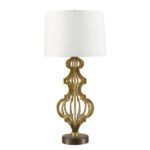 klasyczna lampa stołowa z białym abażurem i złotą podstawą dekoracyjną, metalową, klasyczny design