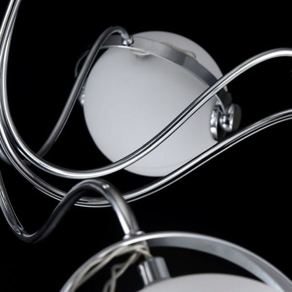 srebrny żyrandol hi tech - białe, szklane klosze