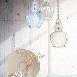 elegancka lampa wisząca, szklana - aranżacja jasny beż i drewno