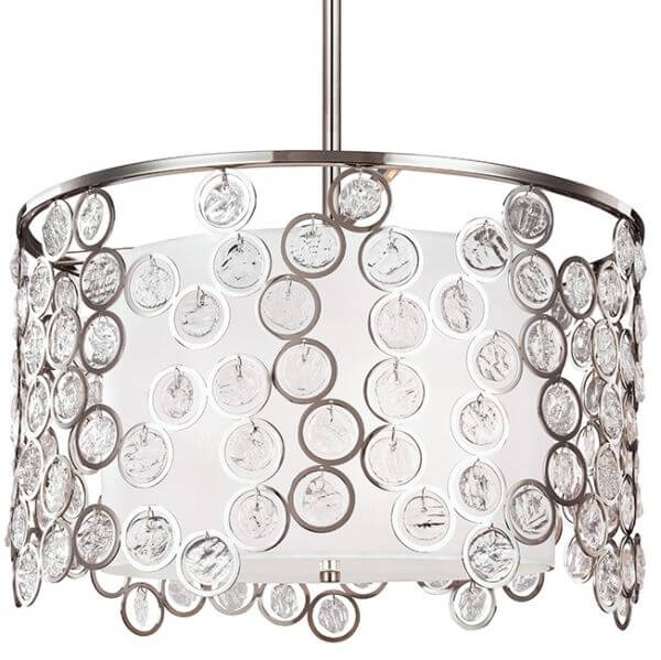 srebrna lampa wisząca ozdobiona okręgami z małymi kryształkami