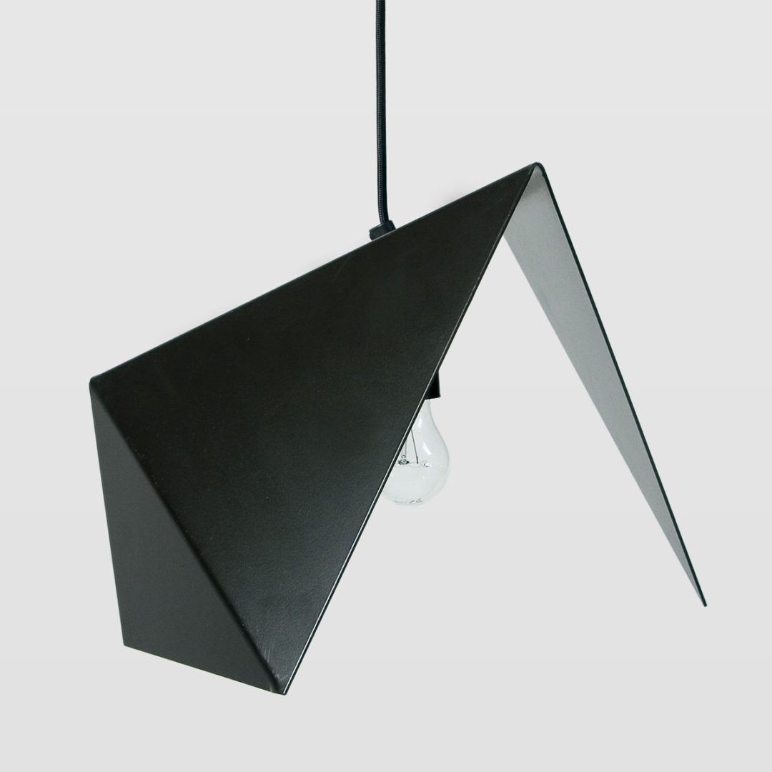 minimalistyczna lampa wisząca z czarnego metalu, asymetryczna