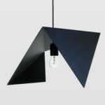 geometryczna lampa z czarnego metalu, designerska