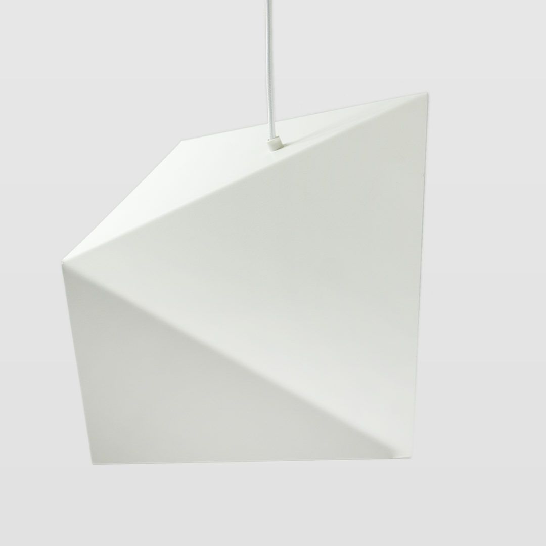 metalowa, asymetryczna lampa wisząca, biały mat