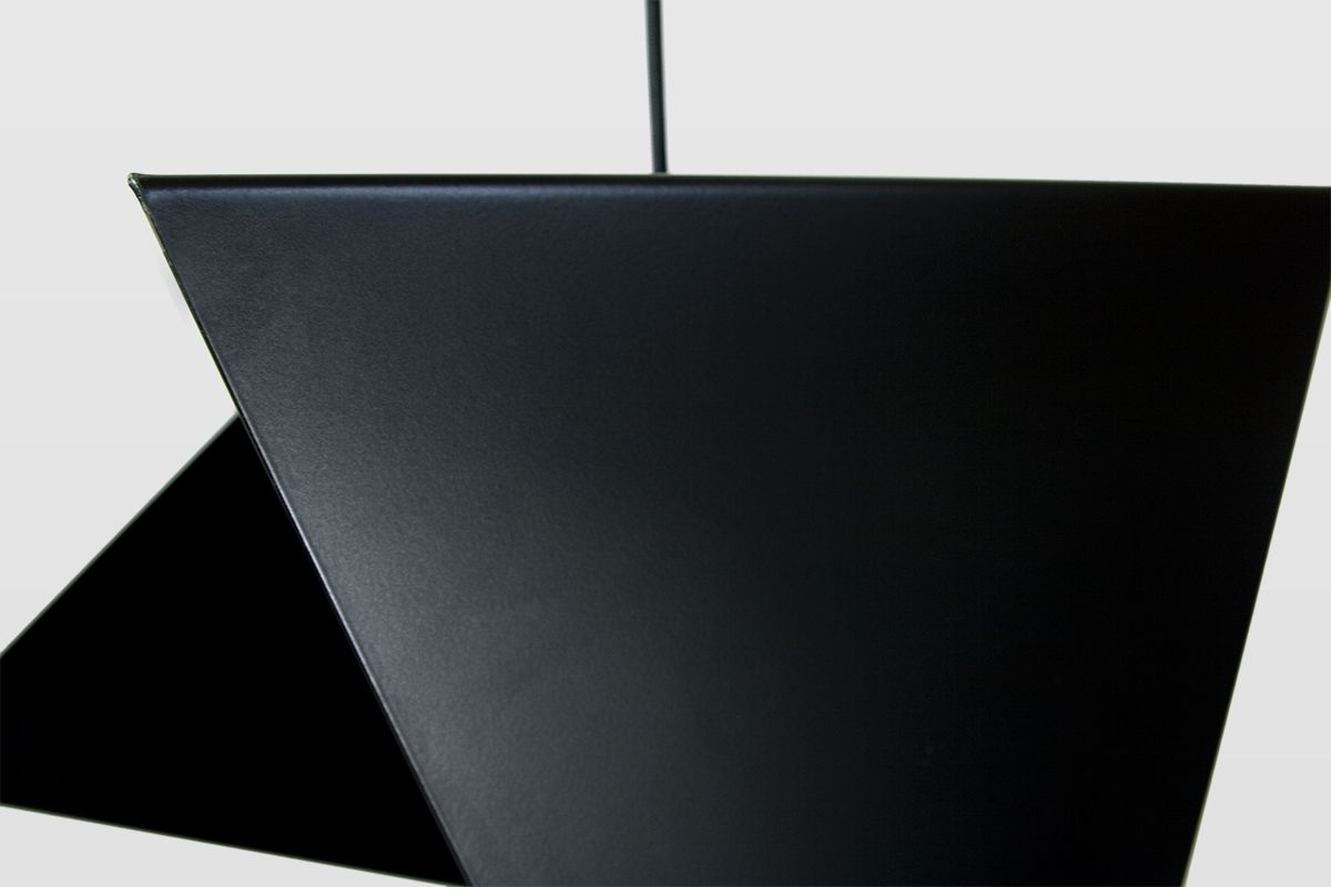 metalowa lampa wisząca w stylu minimalistycznym, czarna