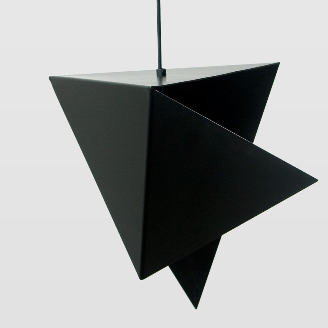 czarna lampa wisząca z metalu, geometryczna forma