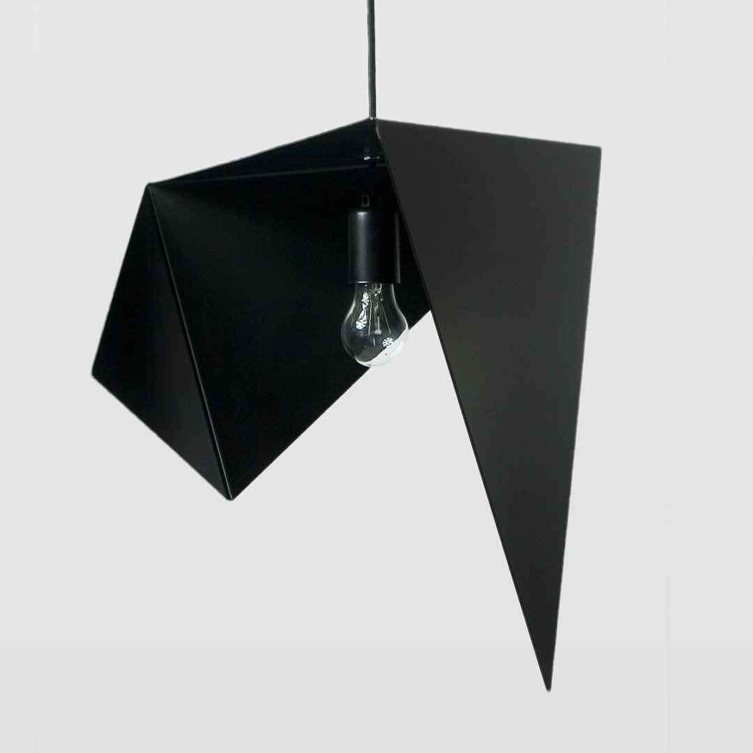 metalowa lampa wisząca, czarna, asymetryczny klosz, powyginany metal