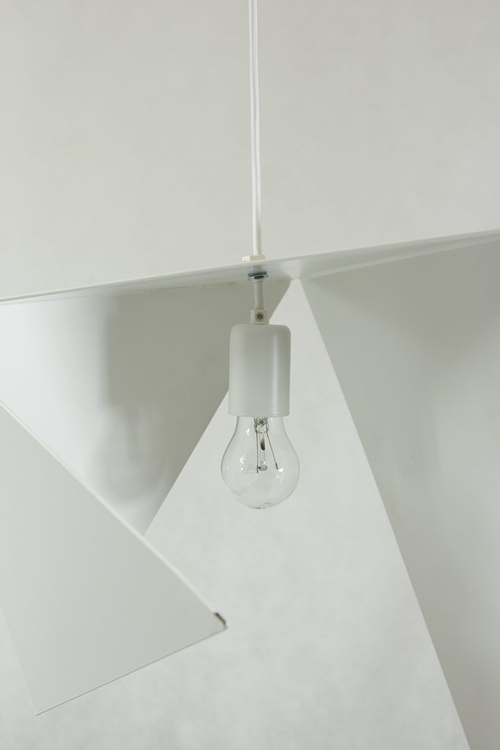 nowoczesna, designerska, biała lampa wisząca z metalowej płyty