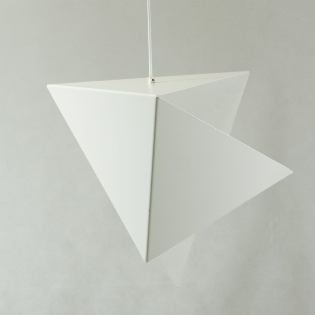 biała lampa wisząca z metalu, geometryczna