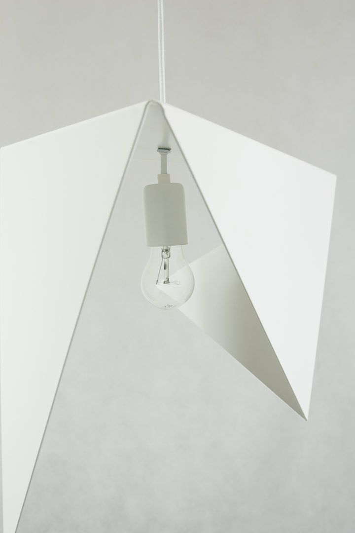 metalowa lampa wisząca w oryginalnej, geometrycznej formie