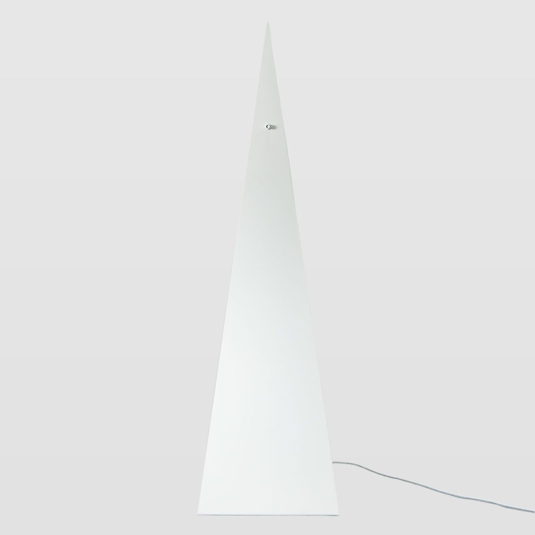 biała, futurystyczna lampa podłogowa z metalu