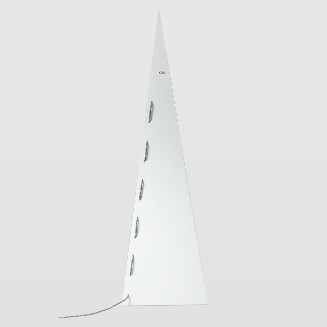trójkątna lampa podłogowa, cała biała, z dekoracyjnym przewodem, industrial