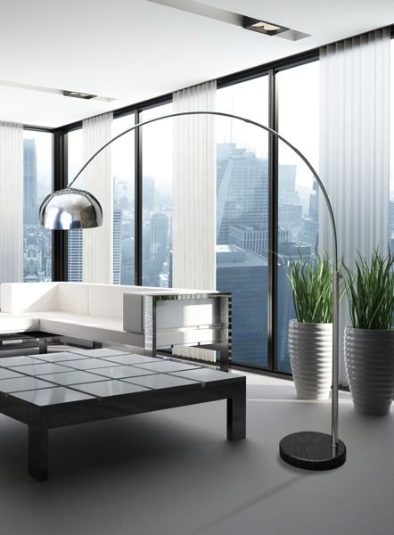 czarna lampa podłogowa z chromowanym kloszem, do postawienia obok kanapy, obok stołu - aranżacja nowoczesny, luksusowy salon