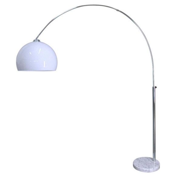 nowoczesna lampa podłogowa z białym, półokrągłym kloszem, do nowoczesnego salonu