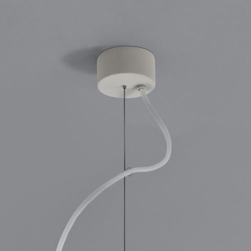 lampa wisząca z białym, regulowanym zawieszeniem