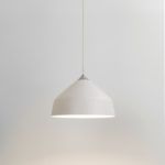 lampa z białym, metalowym kloszem, oświetlenie do jasnej, nowoczesnej i skandynawskiej jadalni, kuchni