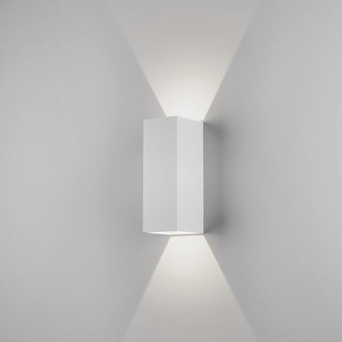biały kinkiet do dekoracyjnego oświetlenia, nowoczesny design, geometryczny kształt