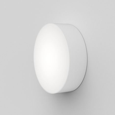 okrągły, minimalistyczny kinkiet biały, odporny na wilgoć, odpowiedni do łazienki